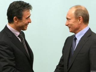 Генеральный секретарь НАТО Андерс Фог-Расмуссен и президент РФ Владимир Путин.