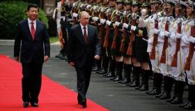 Председатель КНР Си Цзиньпин и президент РФ Владимир Путин оценивают боевую готовность войск.