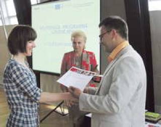 Руководитель отдела развития проектов ЛАИР Гунтис Лаускис поздравляет участник