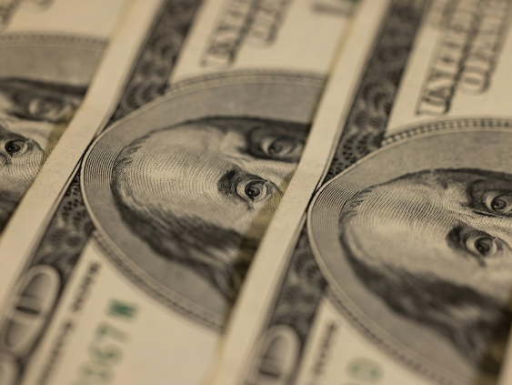 Рынки вразнобой, доллар падает: ожидания ФРС раскачали биржи