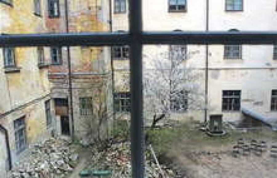 Резиденция президента Латвии мало отличается от развалин на Маскачке.
