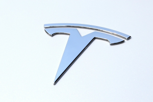 Прибыль Tesla в прошлом году снизилась на 46%