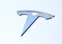 Прибыль Tesla в прошлом году снизилась на 46%