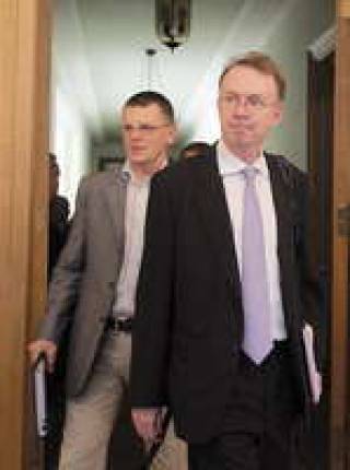 В процессе переговоров с главой миссии МВФ Марком Гриффитом (справа) шеф минфина Эйнар Репше лишился галстука.