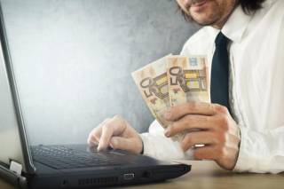 Больше половины руководителей Латвии работают с финансами на удалении