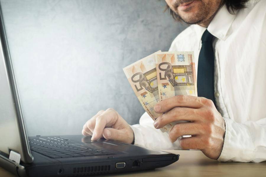 Больше половины руководителей Латвии работают с финансами на удалении