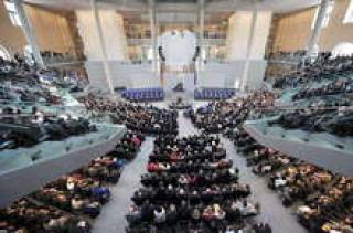 Парламент Германии одобрил закон о Европейском фонде финансовой стабильности, расширяющий его возможности, в частности, повышение общего объема финансовых гарантий до 780 миллиардов евро с 440 миллиардов.