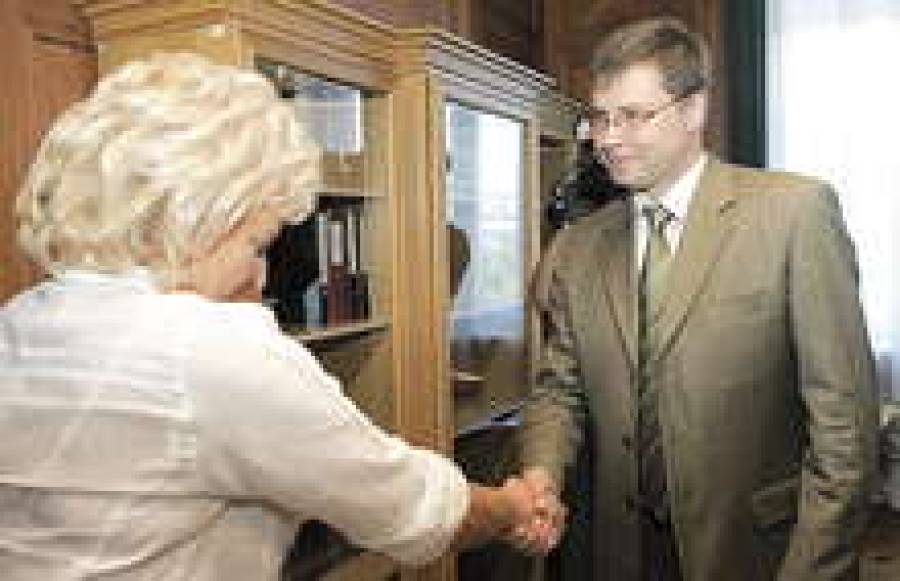 После месяца ругани Байба Розентале и Валдис Домбровскис решили искать компромисс.