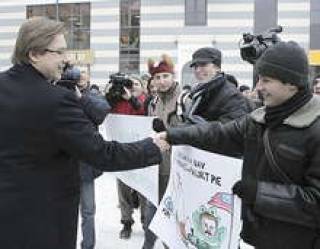 Мэра города  Нила Ушакова позабавил плакат с изображением Гирта Кристовскиса в виде жабы.