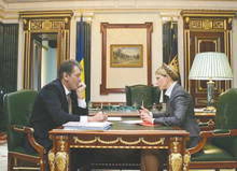 Виктор Ющенко и  Юлия Тимошенко разыгрывают “газовую” партию.