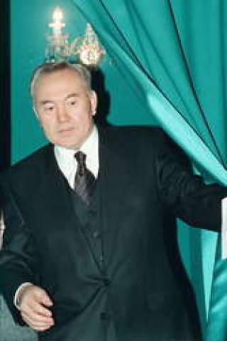 Коней на переправе не меняют. Назарбаев остался на своем посту