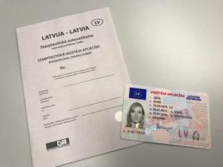 С Нового года в Латвии начнут выдавать права международного образца. Зачем они?