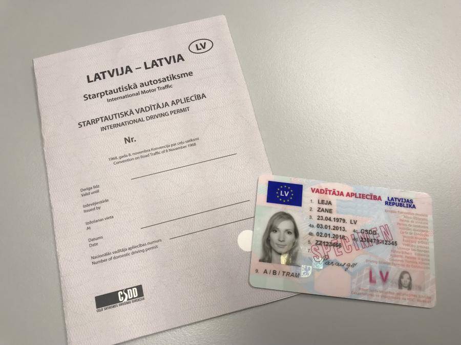 С Нового года в Латвии начнут выдавать права международного образца. Зачем они?