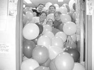 Большинству сотрудников приятно, когда коллеги помнят их день рождения.