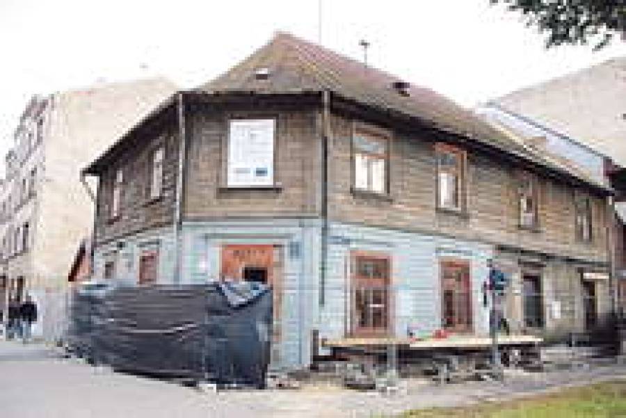Дом в Гризинькалнсе все еще восстанавливают