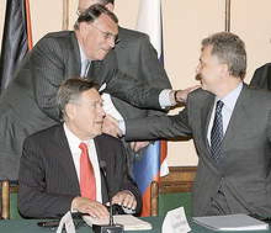 Участники форума: министр по делам восточной экономики К.Мангольд, министр экономики М.Глос и министр промышленности и энергетики России В.Христенко (слева направо).