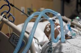 В пятницу в Латвии выявлено 794 случая &quot;Covid-19&quot;, 11 заболевших умерли