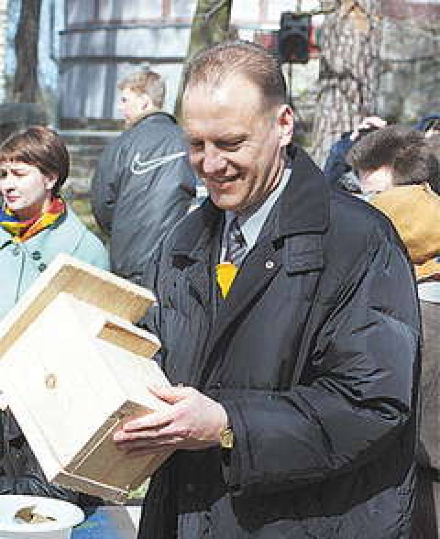  Ю.ВЫСОЦКИС умеет рабо тать молотком.