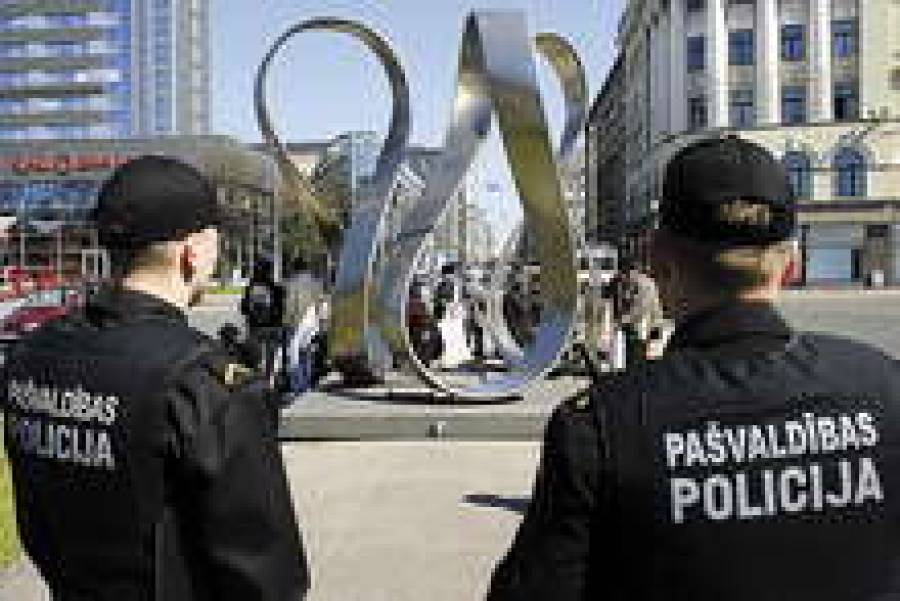 Зарплата знающего языки муниципала от не знающего отличаться не будет.