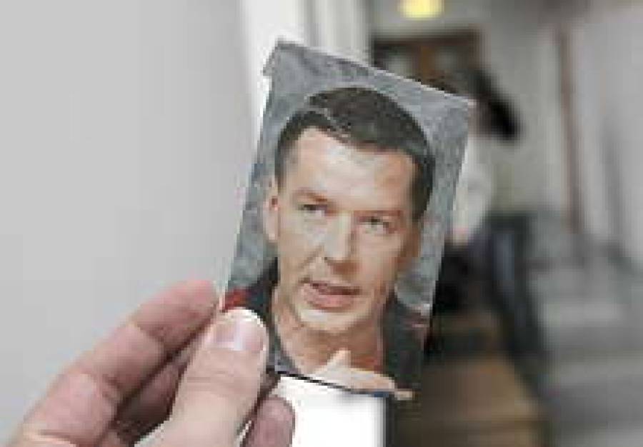 По свидетельству адвоката Гатис Сакнитис &ldquo;залег на дно где-то под Ригой&rdquo;.