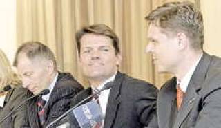 ПрезидентLattelekom Гундар Страутманис, Янис Бергс и Нил Мелнгайлис (слева направо) уверены: аутсорсинг &mdash; это лучшая модель бизнеса для любого коммерсанта.