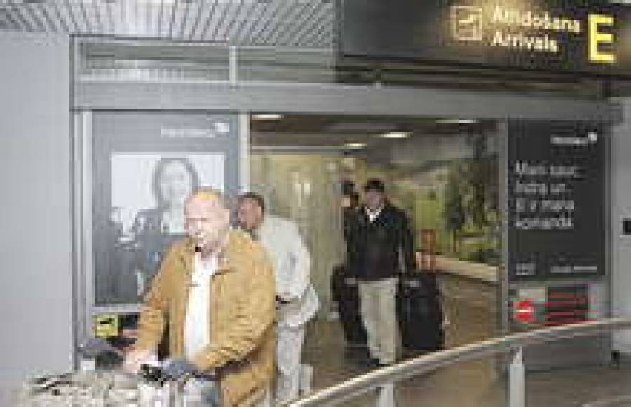 Благодаря открывшемуся воздушному пространству в аэропорту появились первые пассажиры.