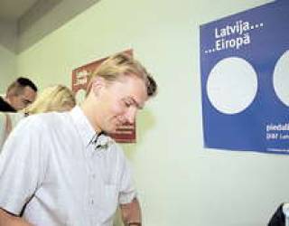 Латвия уже считает европейские деньги