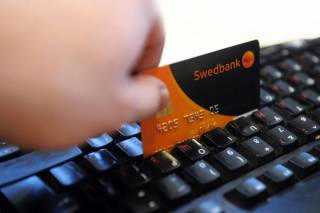 С августа снятие денег в банкоматах для клиентов &quot;Swedbank&quot; будет платным