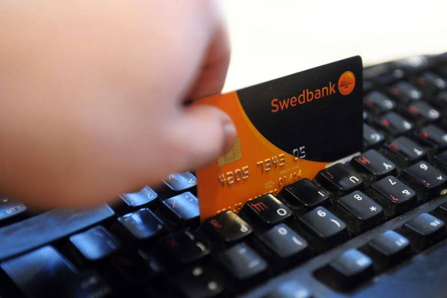 С августа снятие денег в банкоматах для клиентов &quot;Swedbank&quot; будет платным