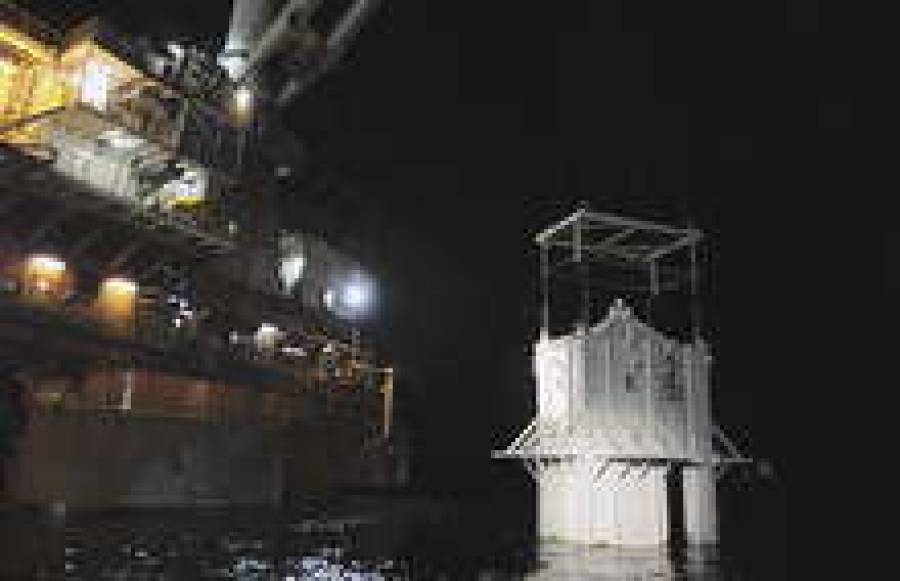 В ходе операции по установке 100-тонного купола BP столкнулась с техническими трудностями и была вынуждена приостановить работы.