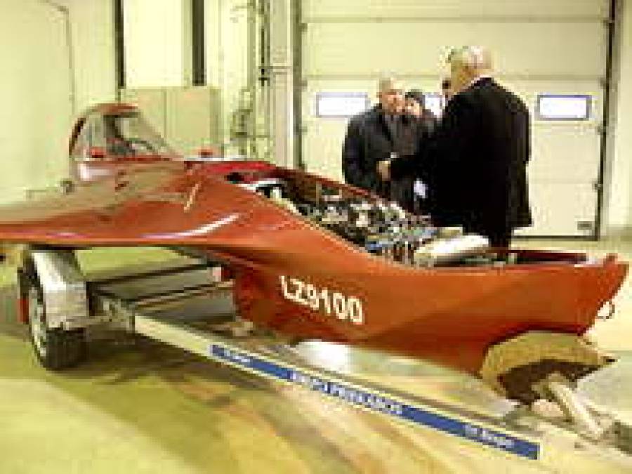 Гоночная лодка с передним расположением гребного винта Laurita 4.