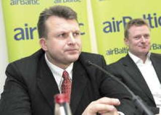 Министр сообщения Айнар Шлесерс (слева) и глава airBaltic  Бертольт Флик готовят симметричный ответ.