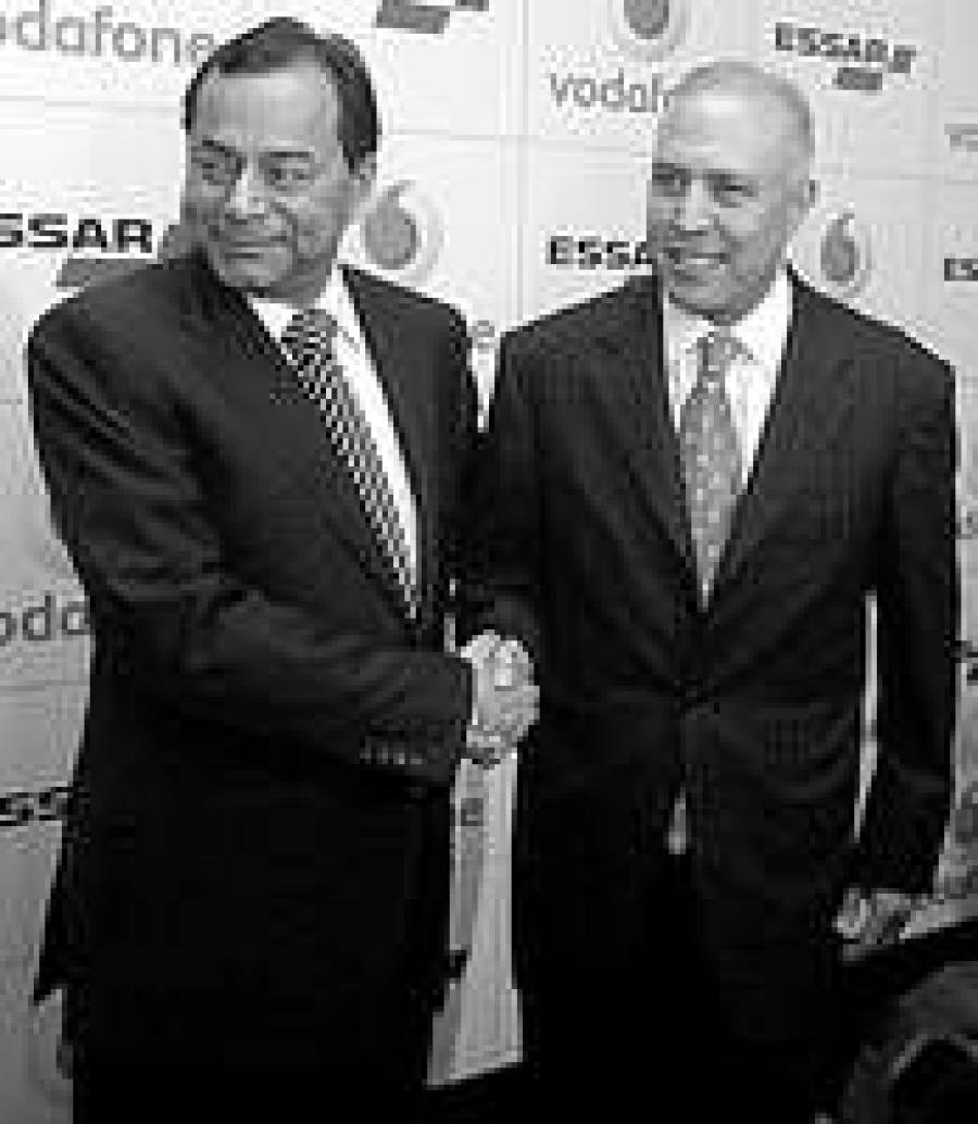 Во время сделки: исполнительный директор британской телекоммуникационной компании Vodafone Арон Сарэн (справа) и вице-президент индийского холдинга Essar Group Равви Руйя.