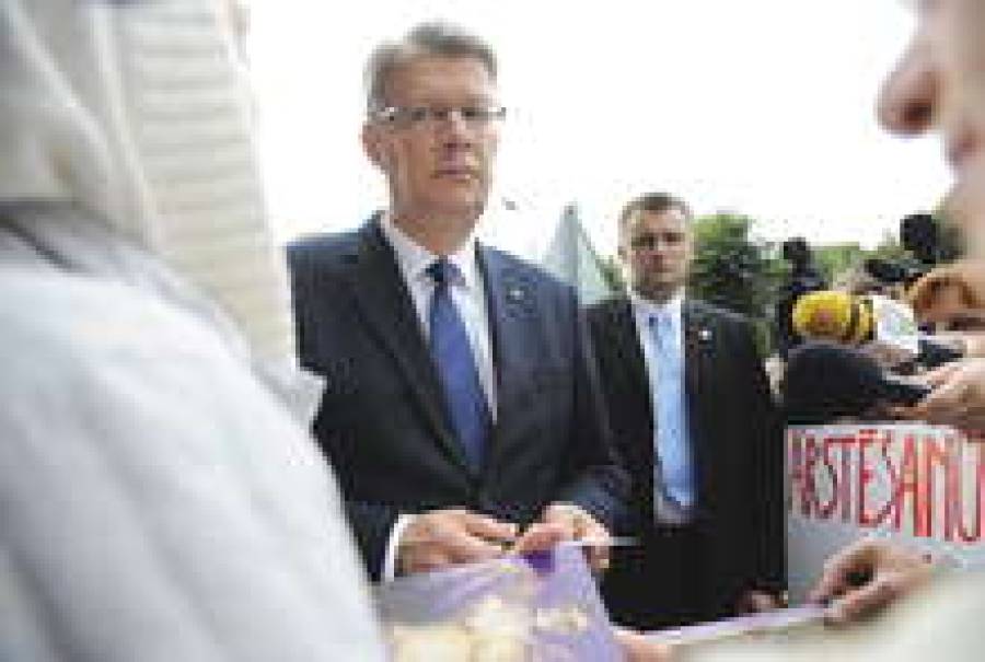 На подступах к зданию правительства доктора Валдиса Затлерса встречал пикет в защиту лишенных финансирования онкобольных.