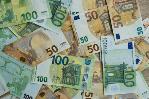 Подсчитана прибыль финансовых учреждений Латвии за прошлый год