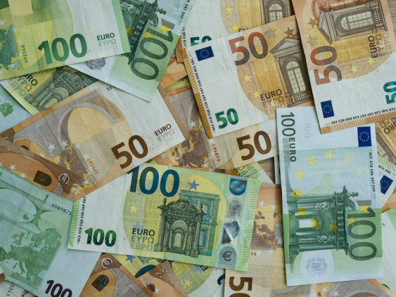 Подсчитана прибыль финансовых учреждений Латвии за прошлый год