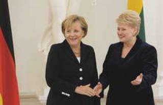 Ангела Меркель (слева) пообещала Дале Грибаускайте помощь в строительстве АЭС.