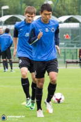 Нападающий сборной Латвии Валерий Шабала (на заднем плане) постепенно привыкает к новой обстановке  в &laquo;Брюгге&raquo;.