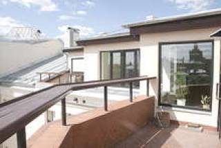 На чердаке вполне реально оборудовать террасу, где можно отдохнуть и даже вести сложные переговоры.