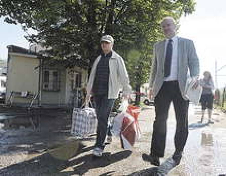 Андрей Ливанович (слева) вышел на волю за 15 тысяч латов.