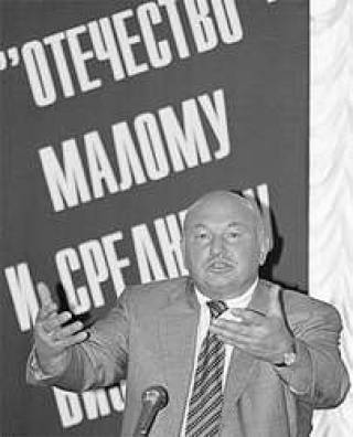 Лужков столкнулся с машиной