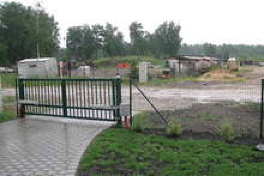 Такой вид открывается из окна одного из немногих построенных домов на &ldquo;Баложскую Венецию&rdquo;: ни обещанной инфраструктуры, ни коммуникаций.