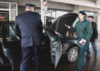 Борьба с контрабандистами на границе привела к тому, что легковой автомобиль теперь стоит в очереди на границе 18 часов.