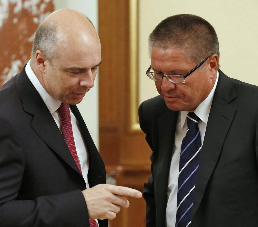 Глава Минфина РФ Антон Силуанов и глава Минэкономики РФ Алексей Улюкаев ожидают сокращение российской экономики