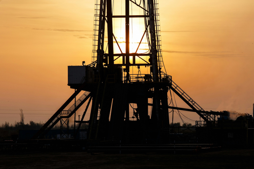 Нефть подорожала после ударов по танкерам, фондовые рынки упали