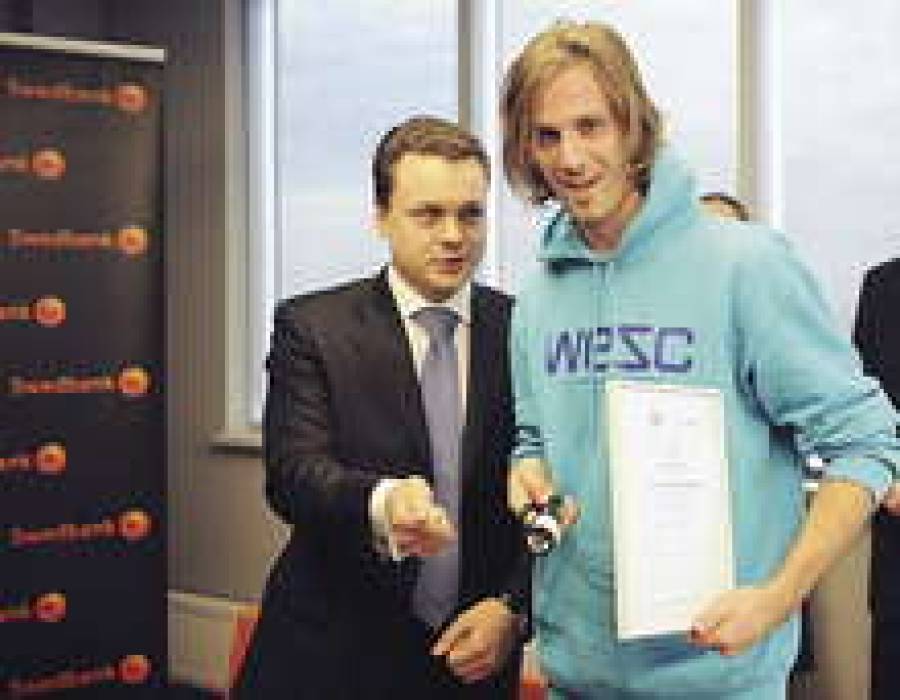 Юханс Расс (справа) получил грант на  производство эксклюзивного стеклянного кафеля.