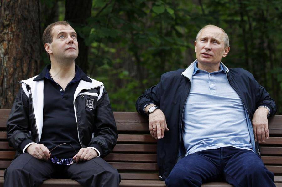 Премьер-министр РФ Дмитрий Медведев и президент РФ Владимир Путин. 