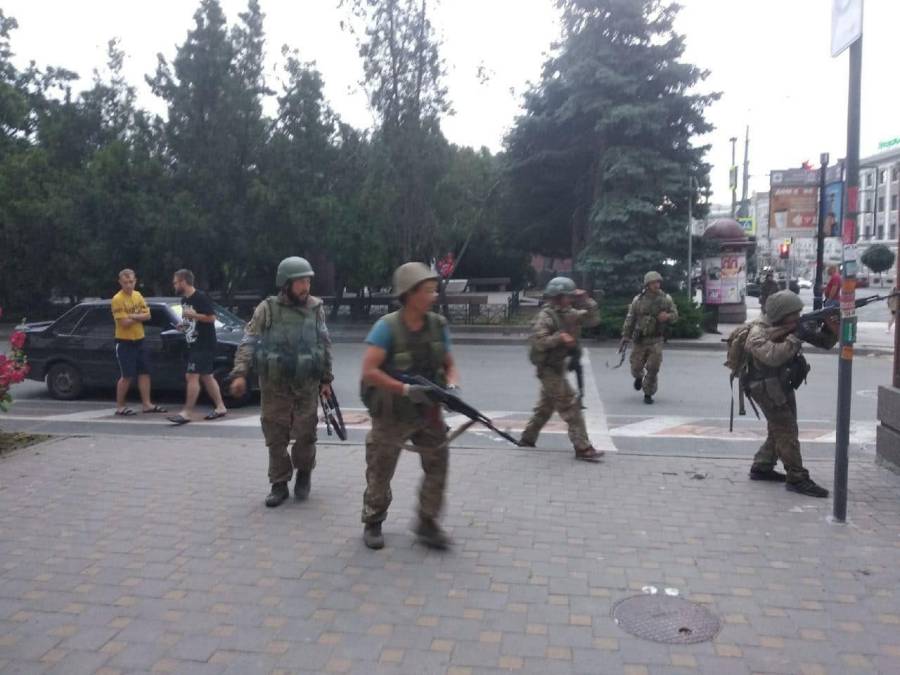 Вагнеровцы на улицах Ростова-на-Дону.