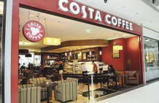 Британская Costa Coffee продает кофе в  основном навынос и без официантов.