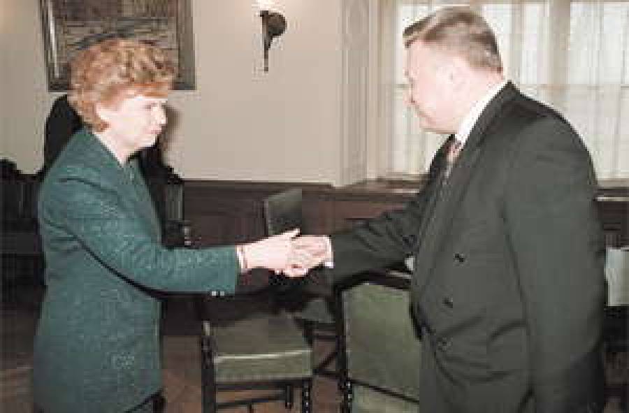  Президент Латвии Вайра ВИКЕ-ФРЕЙБЕРГА и посол Александр УДАЛЬЦОВ заговорили на одном языке. 